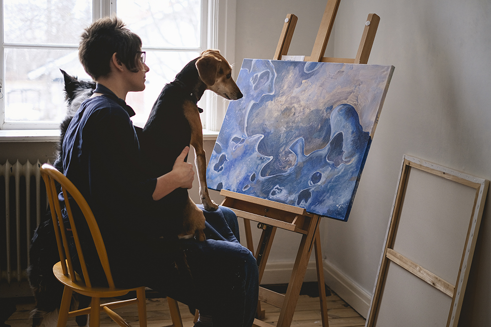 Atist and dogs in art studio, www.DOGvision.eu